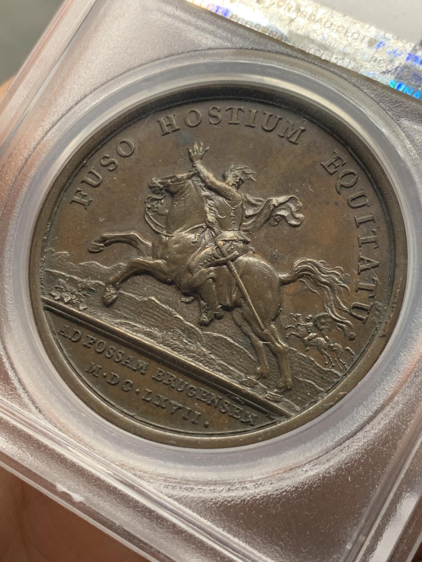 《竞宝斋》第468场 周日，周一 2场连拍 （全场包邮）欢迎送拍 PCGS MS62BN 法国路易十四“遗产战争胜利”经典战役纪念铜章，彩色包浆，背面为骑马征战图案，“以骑兵击溃敌军”铭文，唯一冠军分，加厚盒