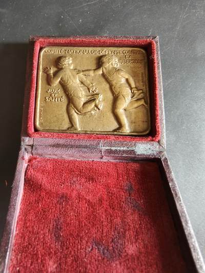 老王徽章第186期 - 法国对抗结核病委员会方形大铜章     原盒     尺寸55×43mm    重量65.2g