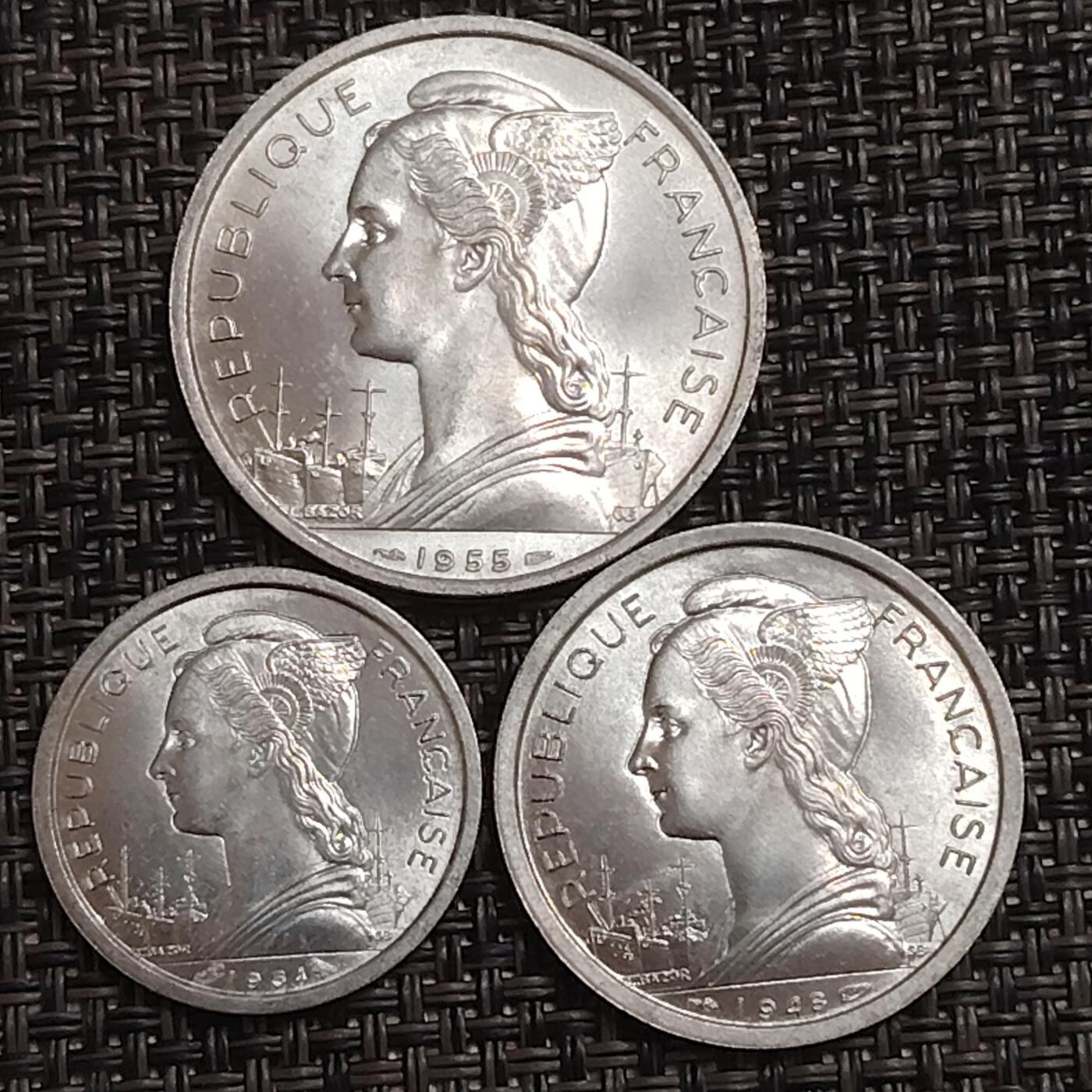 布加迪🐬～世界钱币(上海)🌾第 280 期 /  各国套币和散币 法属留尼汪🇷🇪 1948年 2法郎 原光铝币 甘蔗林图案