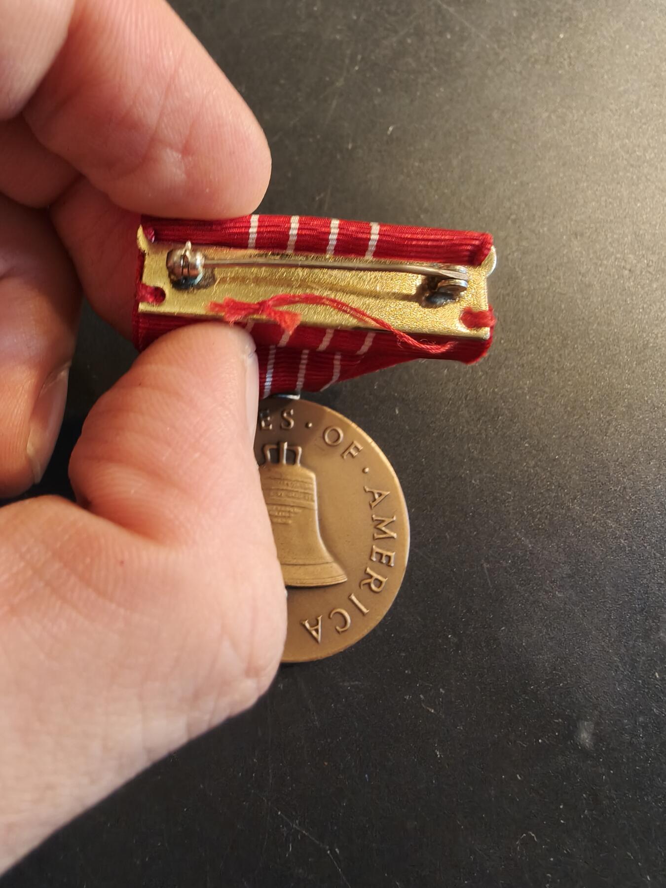 老王徽章第186期 美国自由奖章    原盒带略和珐琅略    50年代版本    1945年杜鲁门总统设立，最初旨在表彰在第二次世界大战期间及之后，对美国及其盟国的战争努力做出贡献的平民。1963年，肯尼迪总统将其重新设立并扩大了授奖范围