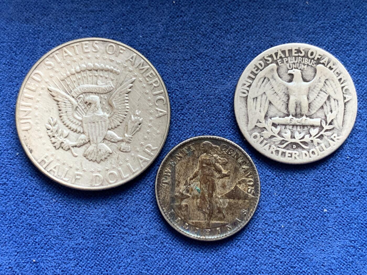 《竞宝斋》第469场 周日，周一 2场连拍 （全场包邮）欢迎送拍 三枚一组 银币：美国1969年肯尼迪银币，美国1950年华盛顿白头鹰25美分银币，菲律宾1944年打铁女神20分银币，老包浆，共21.6克。