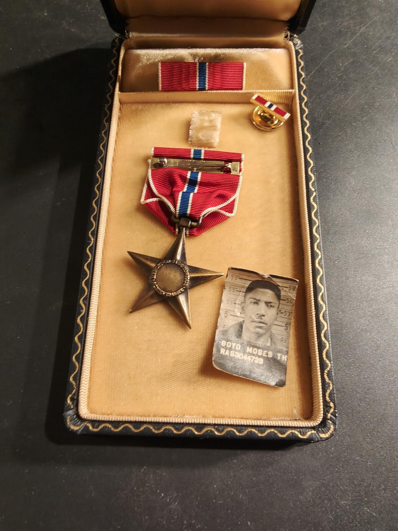 老王徽章第186期 美国铜星勋章 原盒带略和珐琅略 少见全套   二战时期版本   带获得者照片