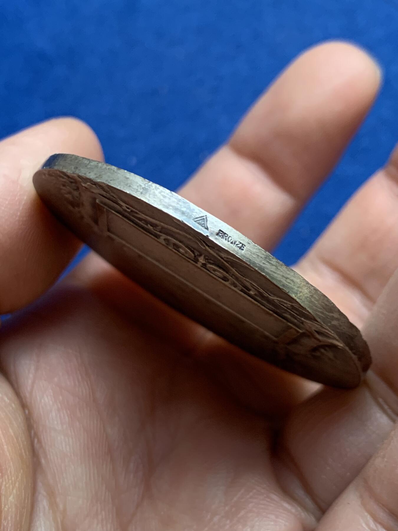 《竞宝斋》第469场 周日，周一 2场连拍 （全场包邮）欢迎送拍 法国畜牧业镀银铜章 51.75克 49.2mm 三角铜标边铭 带盒