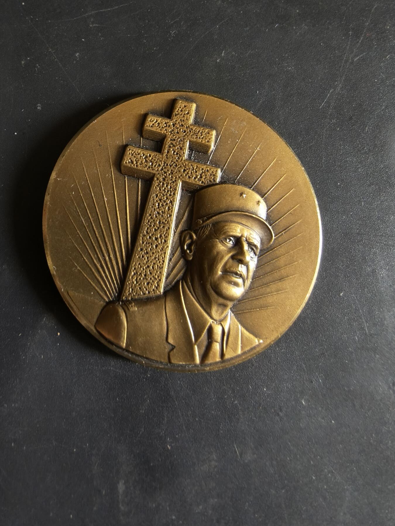 老王徽章第186期 法国夏尔·戴高乐诞辰一百周年纪念章    直径48mm    重量64g