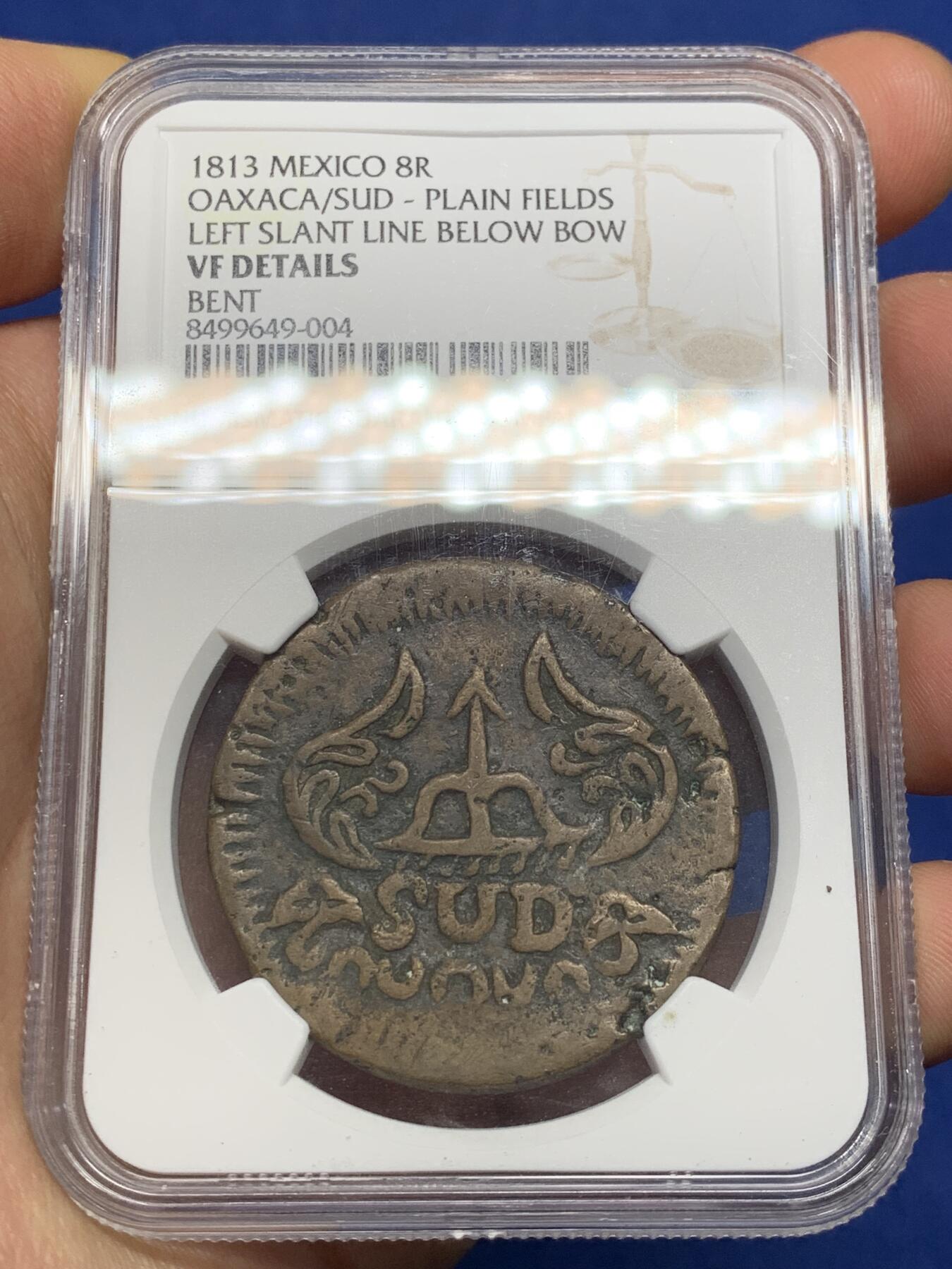《竞宝斋》第469场 周日，周一 2场连拍 （全场包邮）欢迎送拍 NGC VFD 稀少墨西哥瓦哈卡州起义军铸币，1813年打制，弓箭花卉装饰中的“SUD“译文：南方。莫雷洛斯组合字母周围花卉纹饰。8里亚尔铜币等价于银币，稀少名誉品种！国家地理委员会严评本色，钱体有轻微弯曲，（简陋的铸造设备和废旧弹皮为原料的问题）介意勿拍！