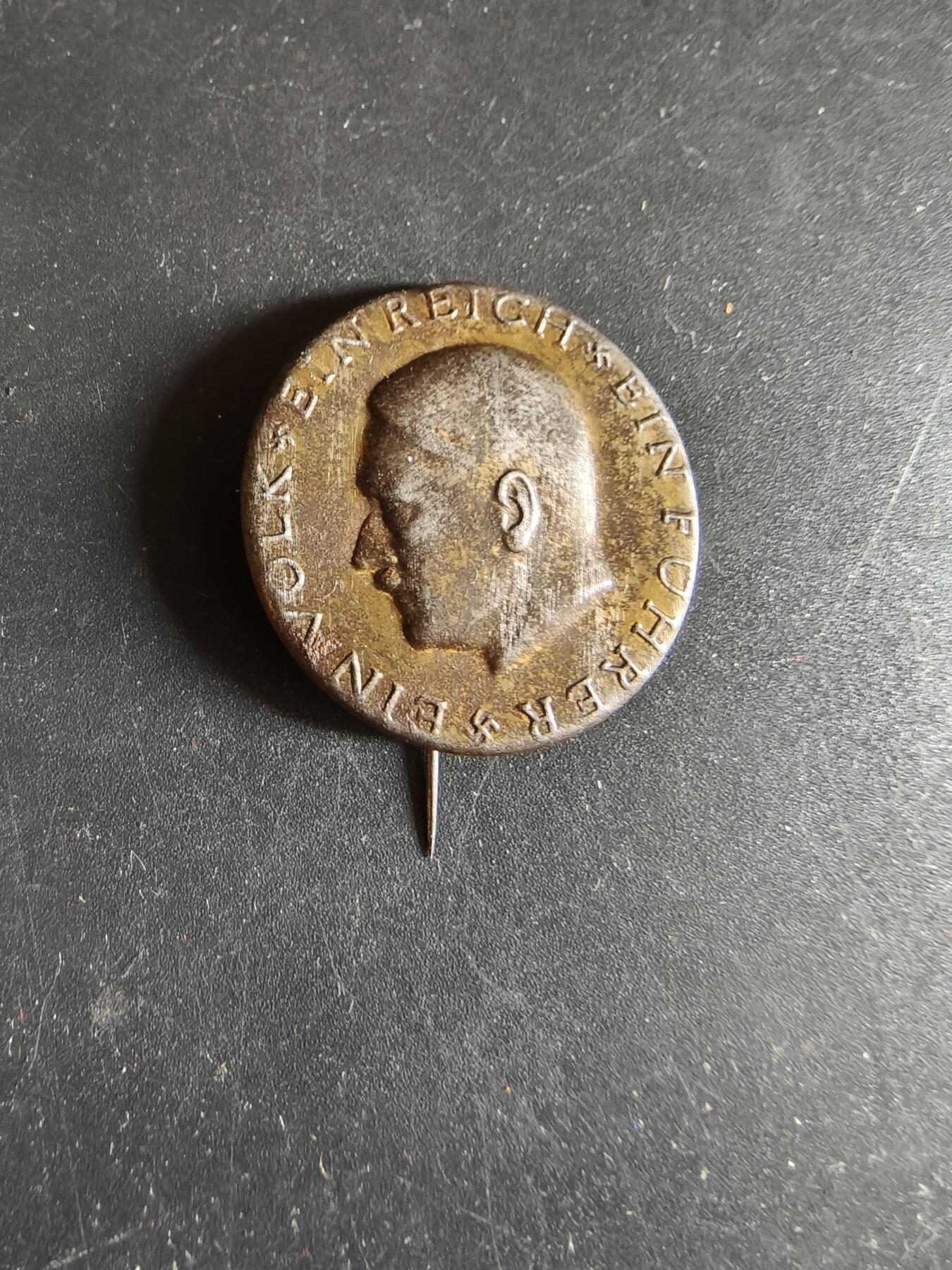 老王徽章第186期 德三小胡子“一个民族，一个帝国，一个元首”口号证章