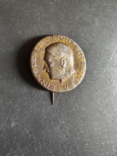 老王徽章第186期 - 德三小胡子“一个民族，一个帝国，一个元首”口号证章