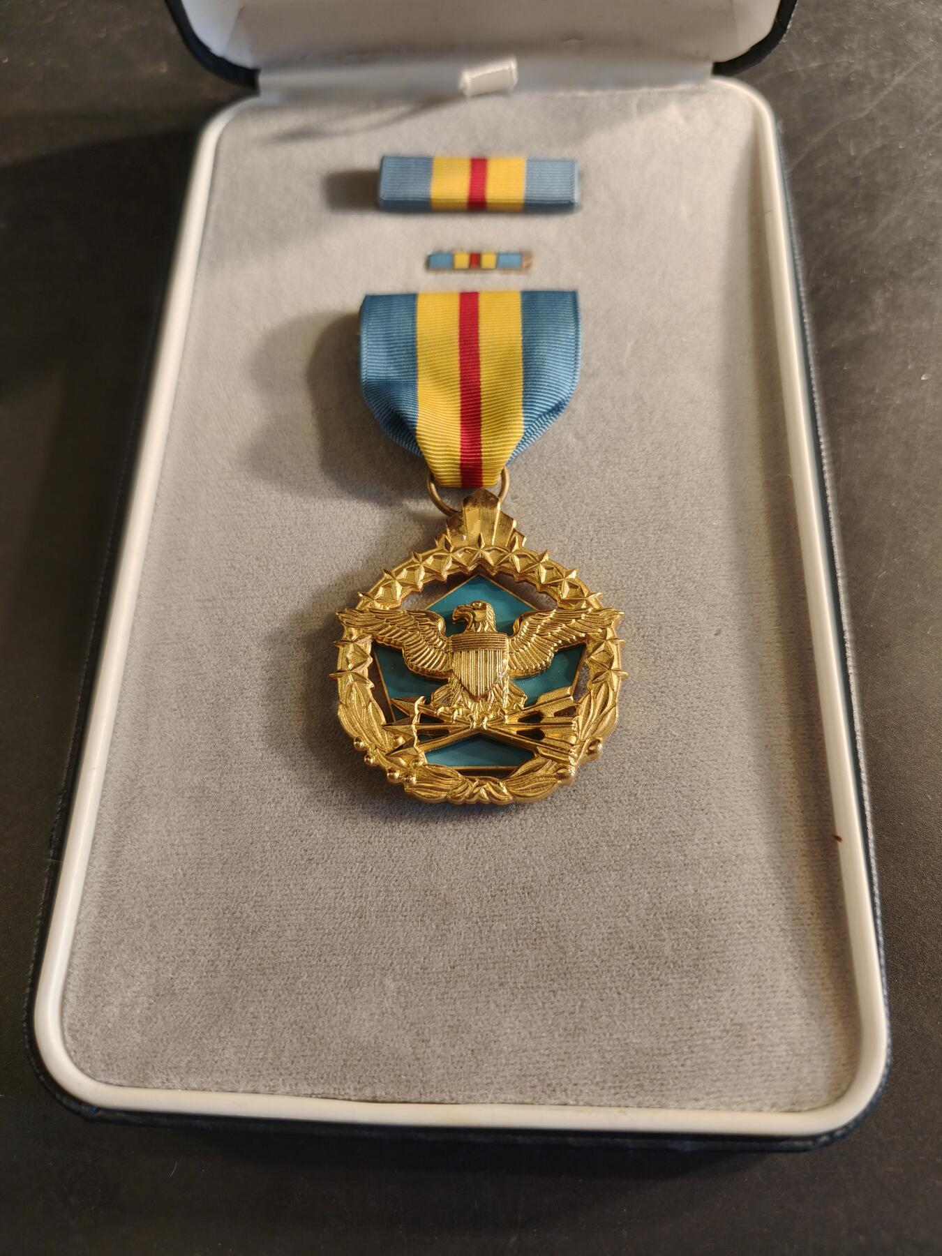 老王徽章第186期 美国国防部杰出服务奖章    原盒带略和珐琅略   少见全套