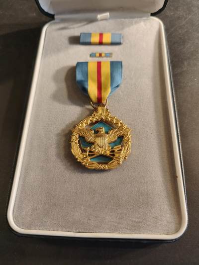 老王徽章第186期 - 美国国防部杰出服务奖章    原盒带略和珐琅略   少见全套