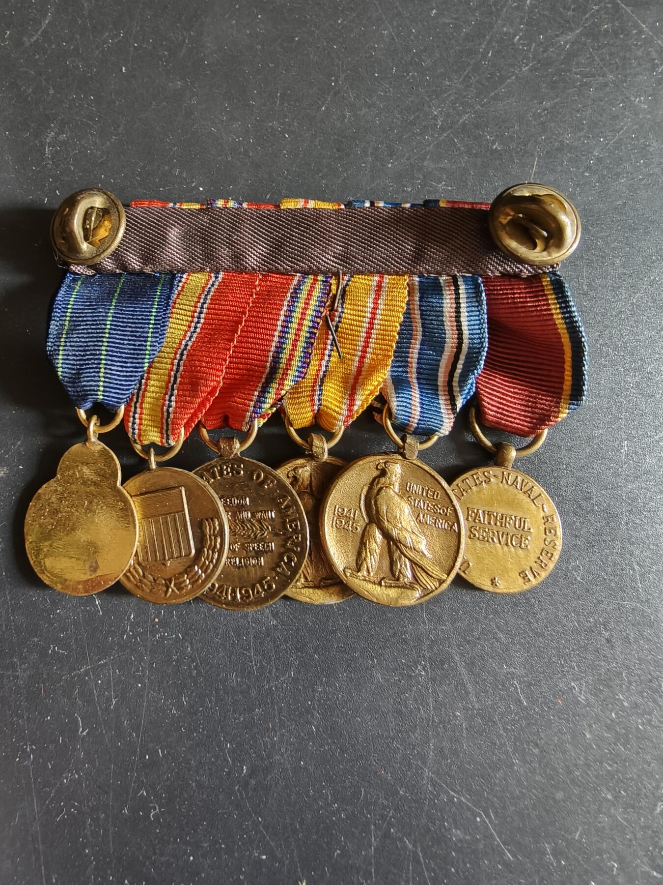 老王徽章第186期 美国海军二战6联排迷你章     二战胜利、亚太对日作战(1星)、美洲战区服役、海军步枪精确射手、国防服役、海军预备役忠诚服役