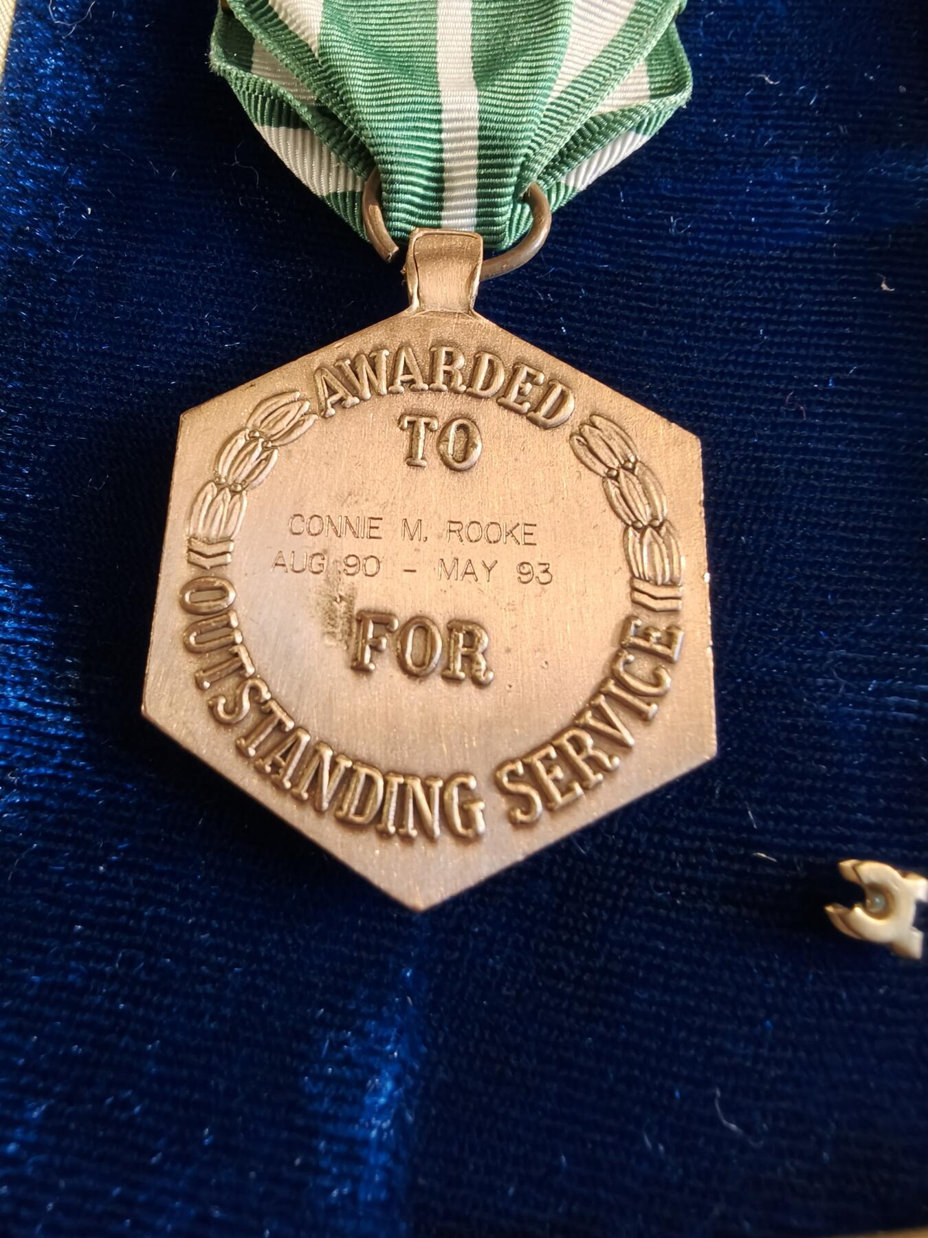 老王徽章第186期 美国海岸警备队杰出服役奖章 实发带名字，原盒带略和珐琅略 少见全套
