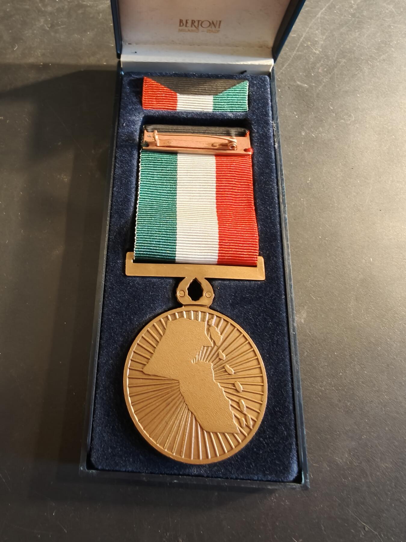 老王徽章第186期 科威特海湾战争本土解放奖章    原盒带略   意大利代工版