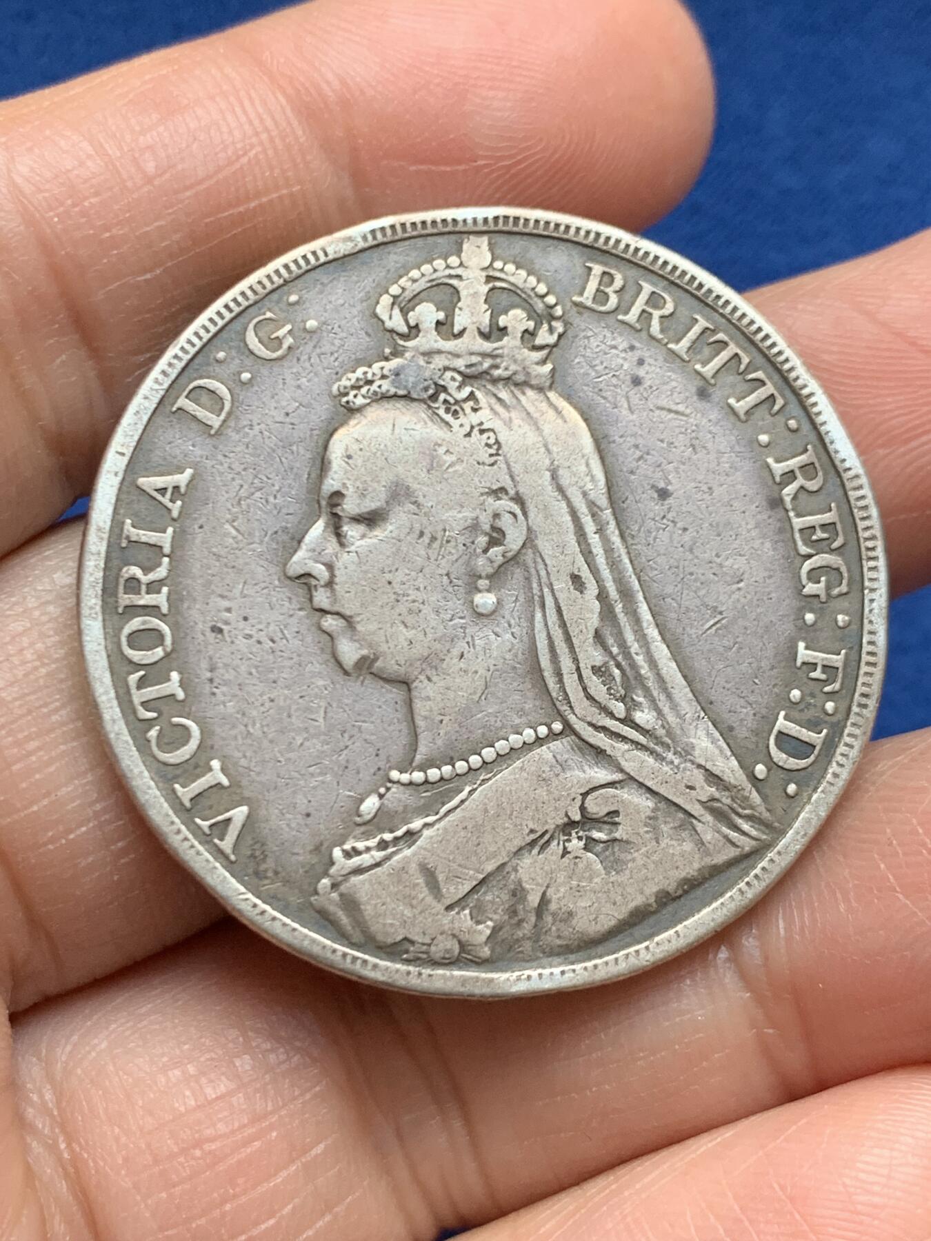 《竞宝斋》第469场 周日，周一 2场连拍 （全场包邮）欢迎送拍 英国 1890年 维多利亚 马剑 1克朗 银币，属于发行量较少年份的高冠马剑