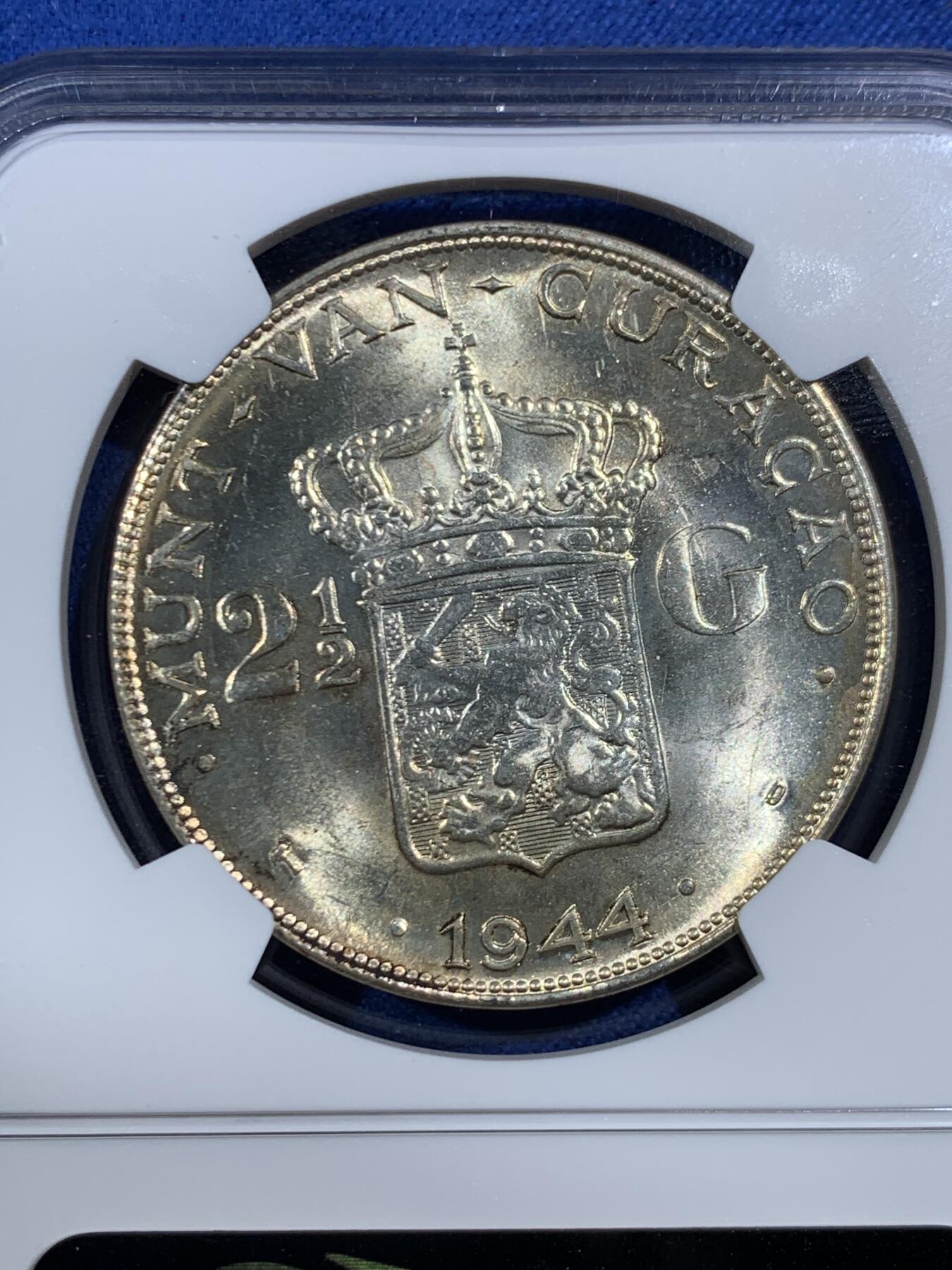 《竞宝斋》第469场 周日，周一 2场连拍 （全场包邮）欢迎送拍 NGC MS63 荷属库拉索1944年威廉明娜2.5盾银币 BU曝光状态 整体带有均匀清新淡黄色包浆 观感很好的一枚