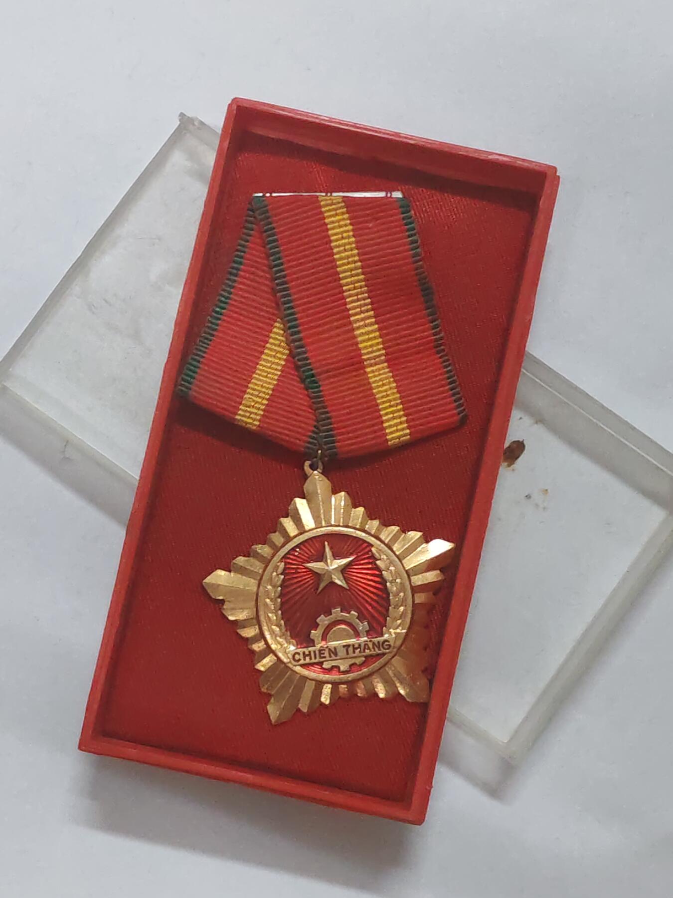 韵星假日军品类拍卖第45期 -- Rimey Holidays Militaria Auction 45 越南社会主义共和国 合并初期 战胜勋章带原盒 高级勋赏 颁发给军官 少有的带珐琅越南章