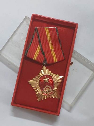 韵星假日军品类拍卖第45期 -- Rimey Holidays Militaria Auction 45 - 越南社会主义共和国 合并初期 战胜勋章带原盒 高级勋赏 颁发给军官 少有的带珐琅越南章