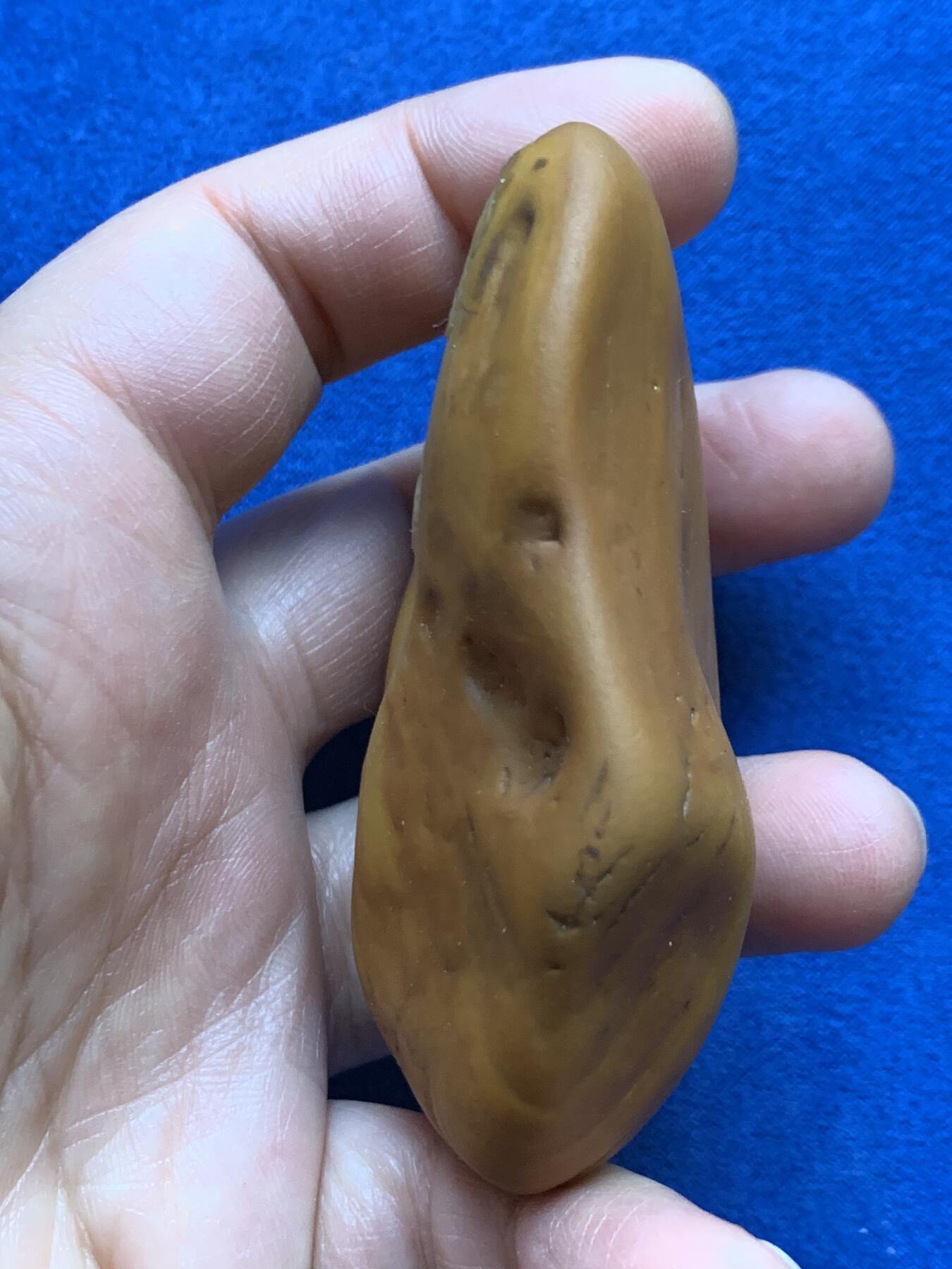 《竞宝斋》第469场 周日，周一 2场连拍 （全场包邮）欢迎送拍 黄蜡石石雕·松下鹿回首 手把件，原石巧雕，画面和原石融为一体，很有意境，原石质地很好，打灯可见肉质，重143.5克，把玩很好