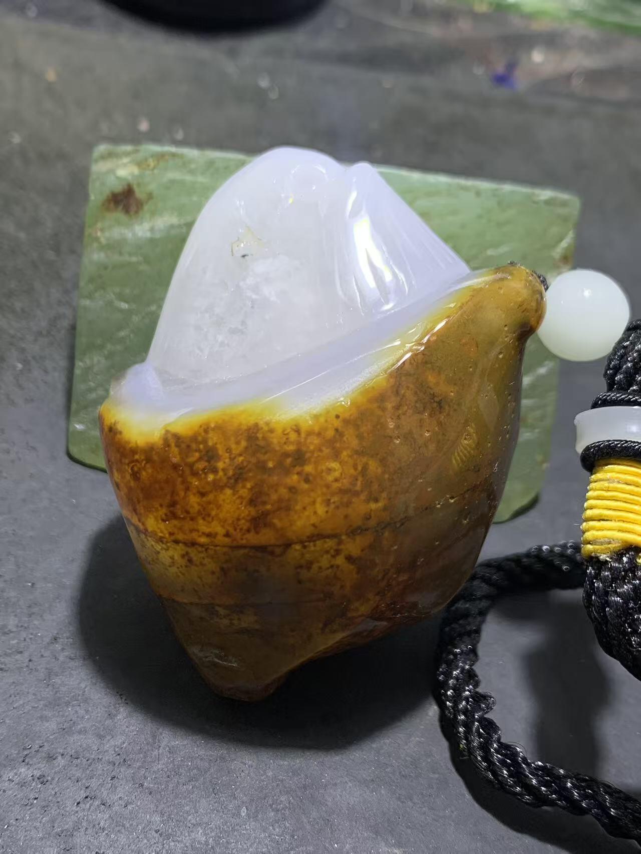 精美天然原皮冰飘马达加斯加玛瑙雕刻小鸡出壳把件一个，