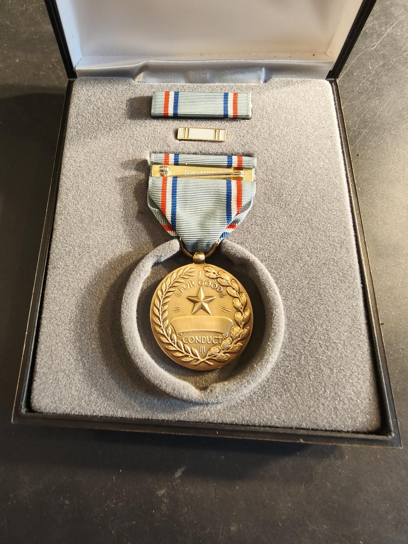 老王徽章第186期 美国空军品德优良奖章 原盒带略和珐琅略 少见全套