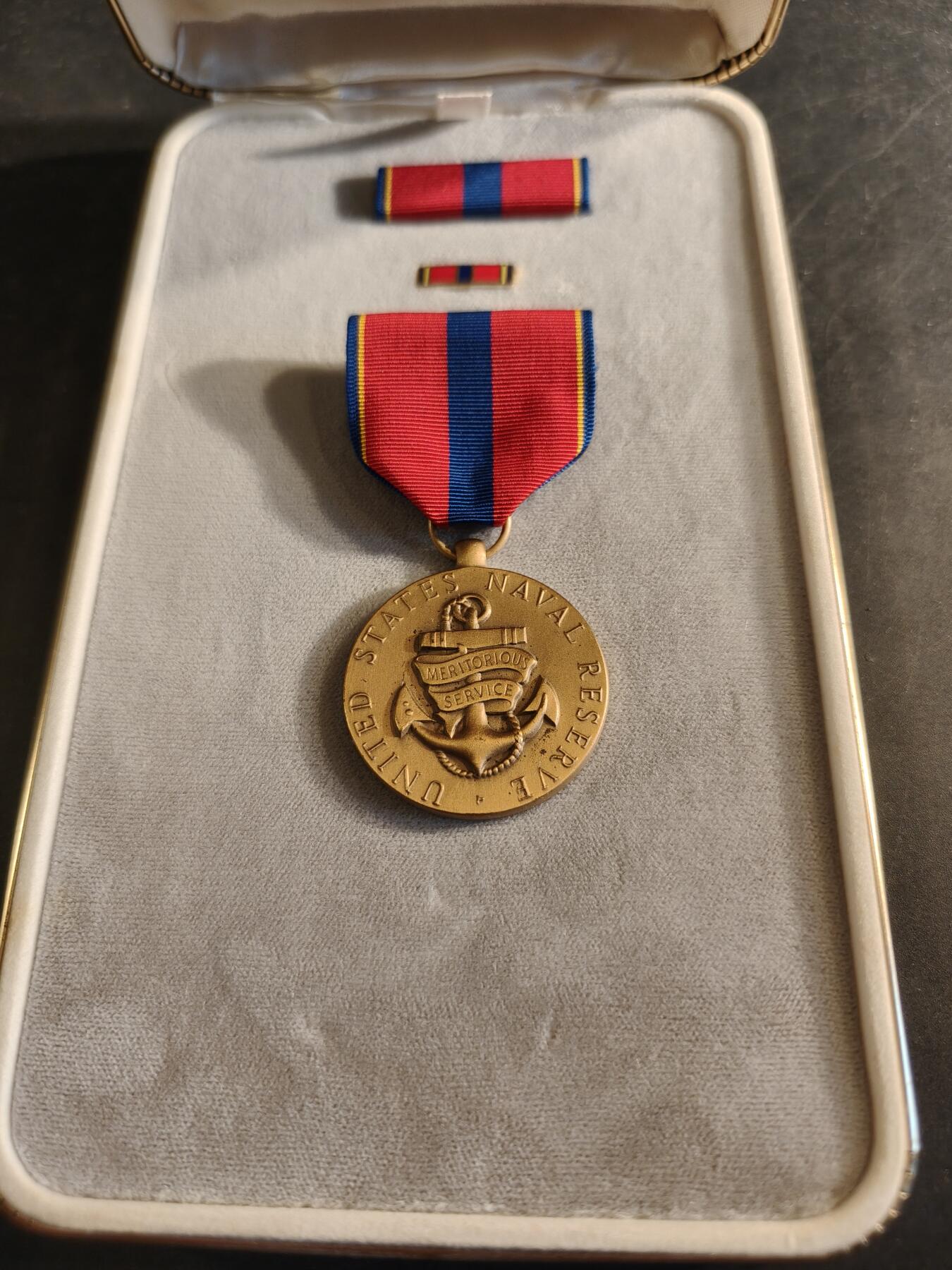 老王徽章第186期 美国海军预备役服役奖章 原盒带略和珐琅略 少见全套