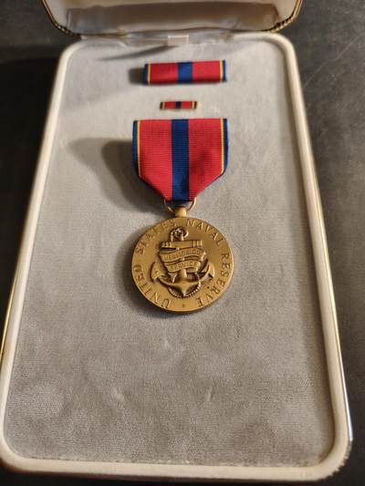 老王徽章第186期 - 美国海军预备役服役奖章 原盒带略和珐琅略 少见全套