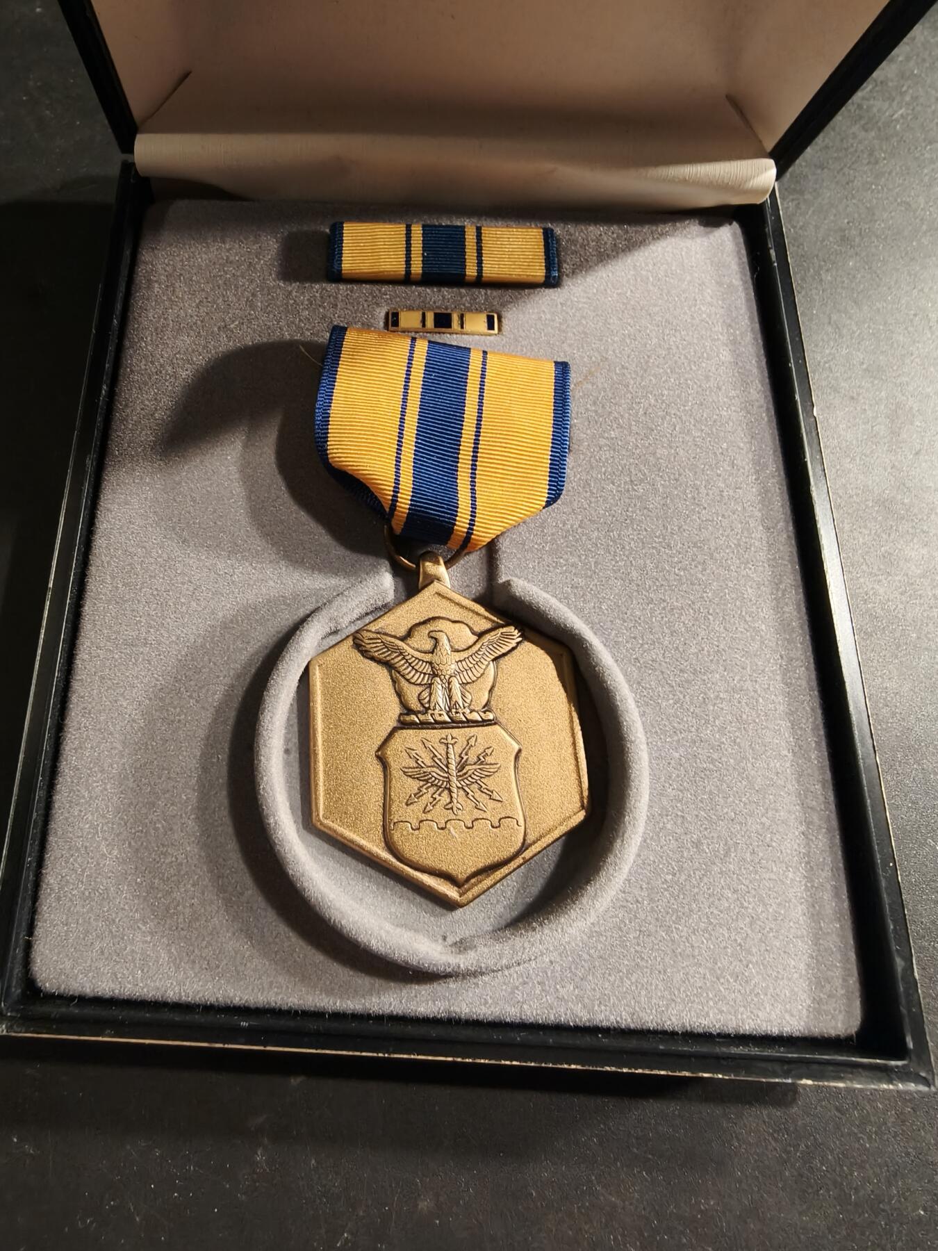 老王徽章第186期 美国空军军事功绩奖章 原盒带略和珐琅略 少见全套