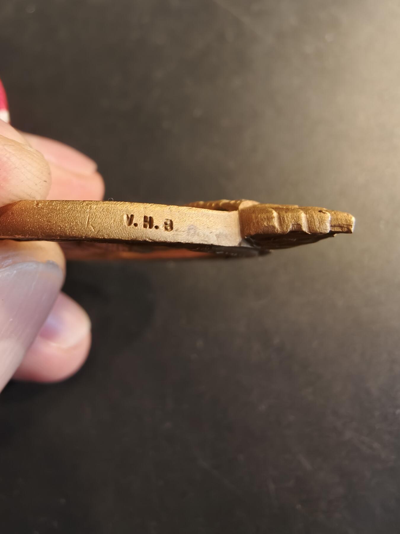 老王徽章第186期 美国功绩勋章    铜质珐琅   50年代时期版本    原盒带略    该章在二战时期为平民可以获得的最高荣誉，由美国总统亲自授予，第一批获得者包含M1加兰德步枪设计者约翰·加兰德   1942年-1952年仅颁发10年时期     边缘刻字