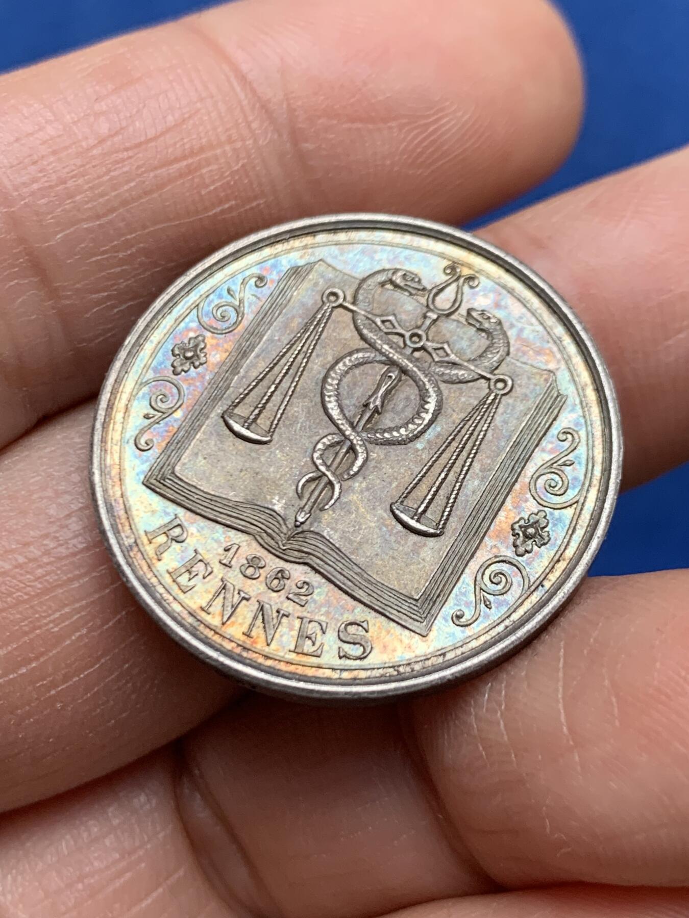 《竞宝斋》第469场 周日，周一 2场连拍 （全场包邮）欢迎送拍 法国1862年雷恩市银质代币，少见款，品相佳，直径：27.7mm，重：9.65g，蜜蜂银标。