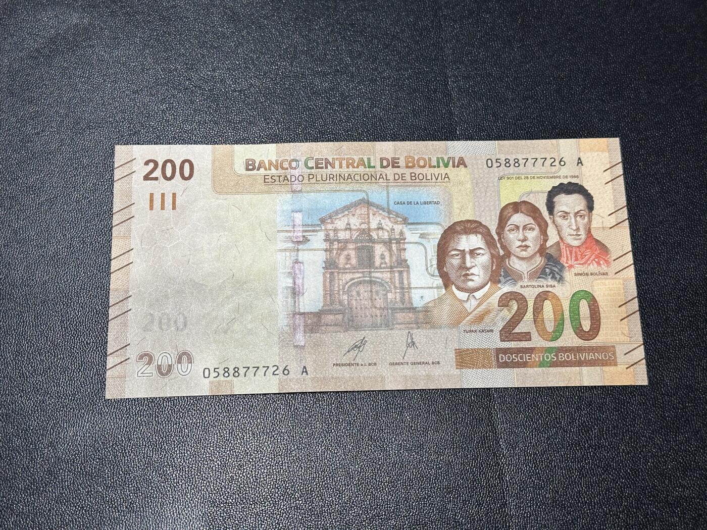 《外钞收藏家》第六百一十六期（精品场）（长期征集拍品、欢迎藏友们联系合作） 玻利维亚100 A冠 无4 全新UNC有个轻微压痕 尾726