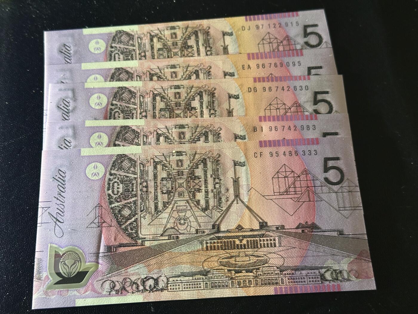 《外钞收藏家》第六百一十六期（精品场）（长期征集拍品、欢迎藏友们联系合作） 澳大利亚塑料钞5元 95-97年 早期年份 5张一起 全新UNC
