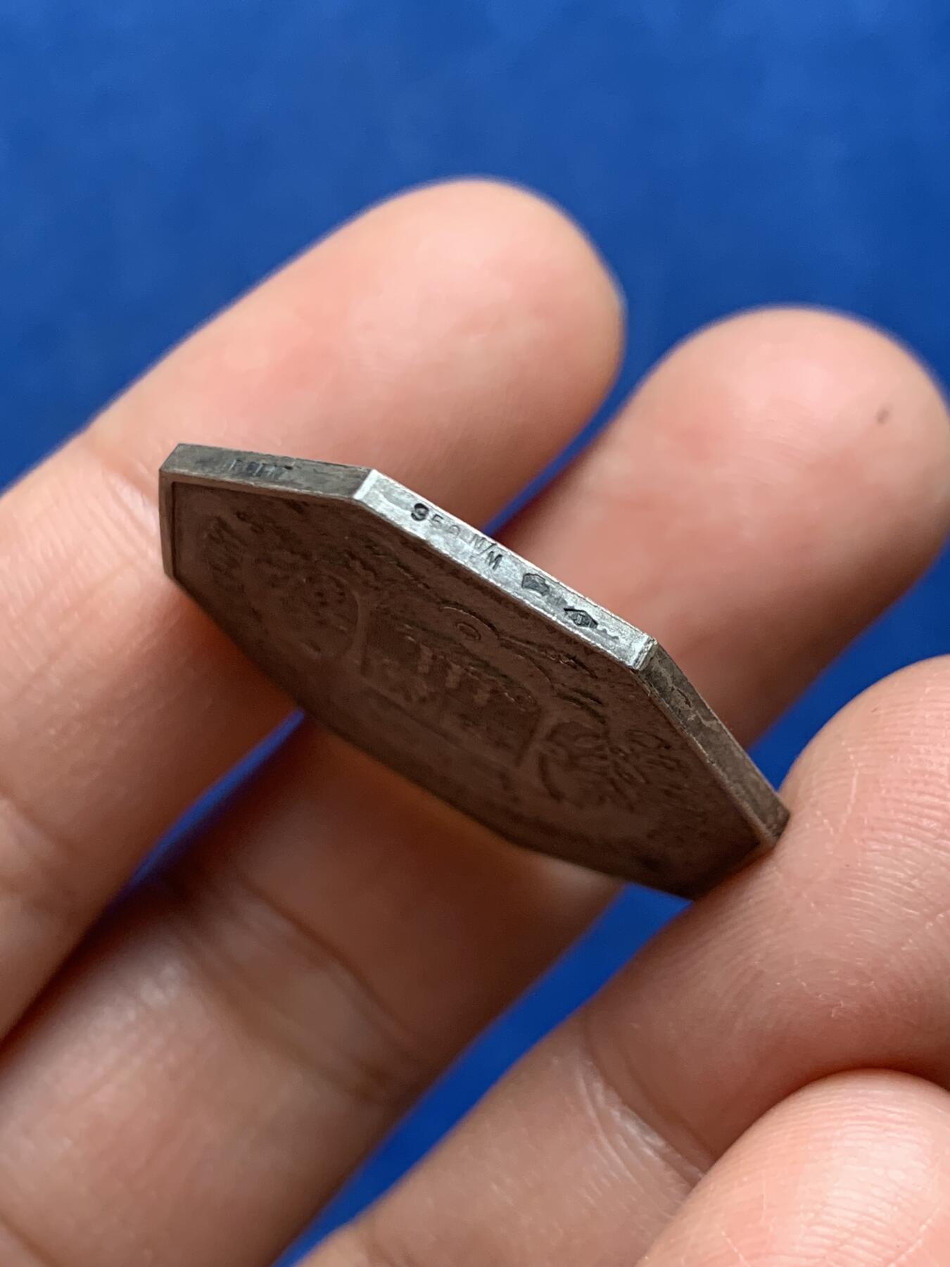 《竞宝斋》第469场 周日，周一 2场连拍 （全场包邮）欢迎送拍 法国罗什福尔商会八角银质代币。直径：30mm，重：10.7g，边铭：950M/M 菱形 野猪头 银标