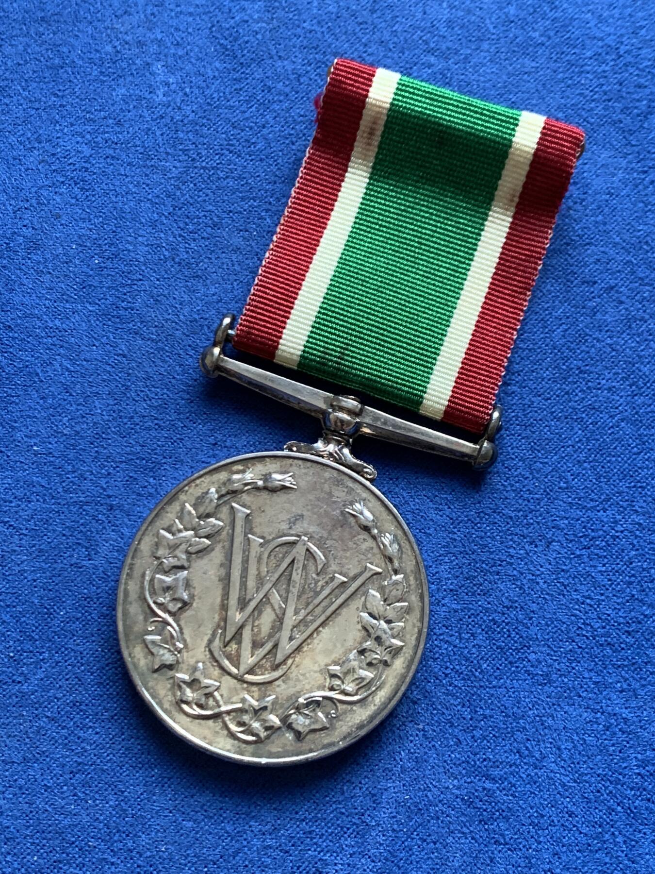 《竞宝斋》第469场 周日，周一 2场连拍 （全场包邮）欢迎送拍 英国女性志愿服务奖章，设立于1961年，颁发给有15年以上志愿服务时长的女性，总重约37.6克，带原盒，盒子内衬有轻微黄斑