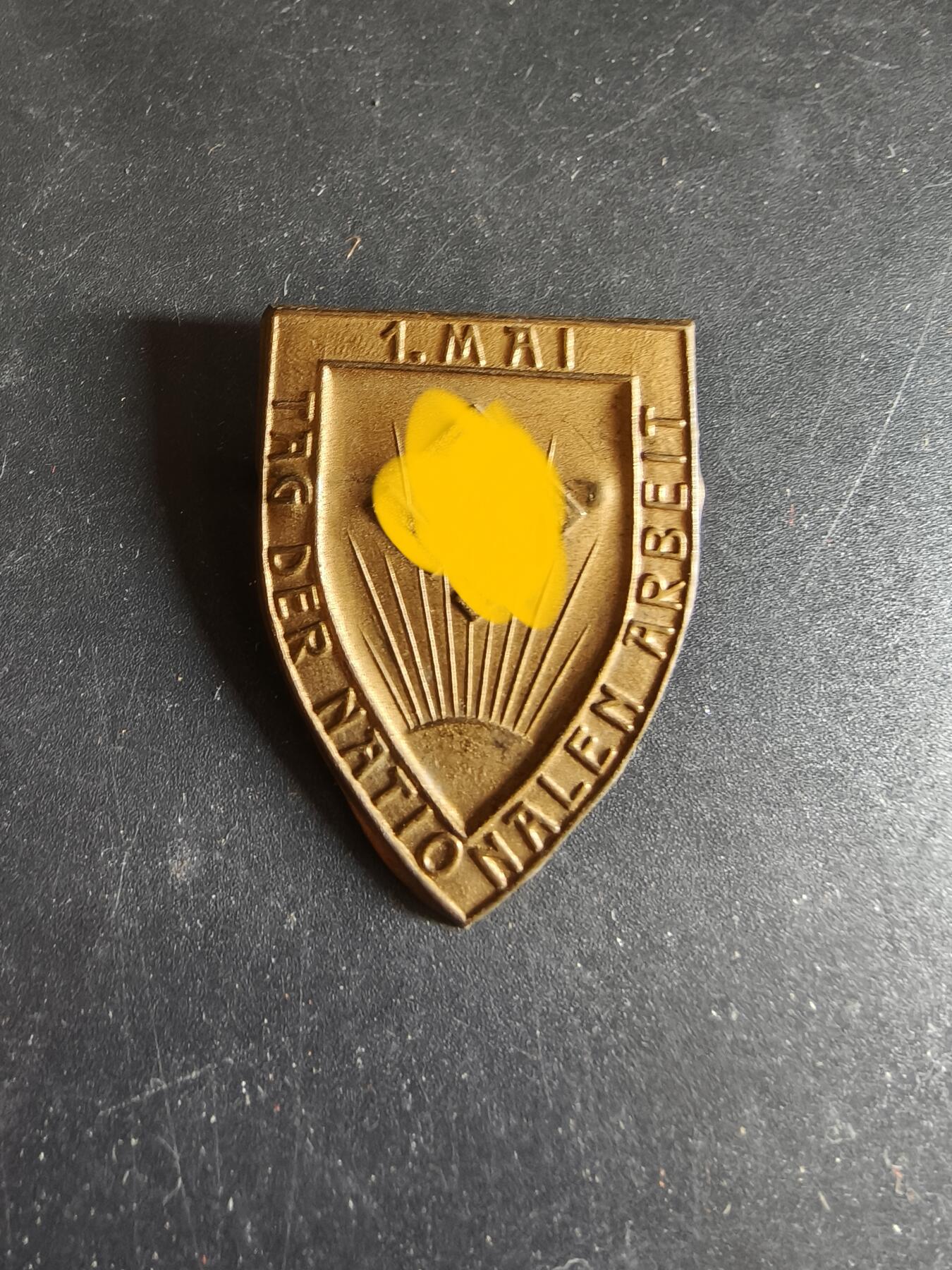 老王徽章第186期 德三五一国家劳动节证章  1934年?