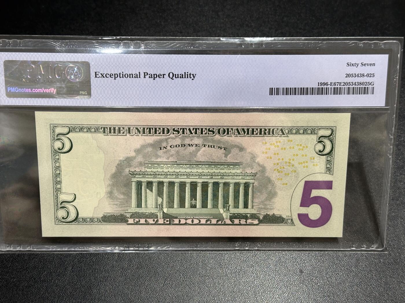 《外钞收藏家》第六百一十六期（精品场）（长期征集拍品、欢迎藏友们联系合作） 2013年美国彩版5美元 PMG67 美国国旗标