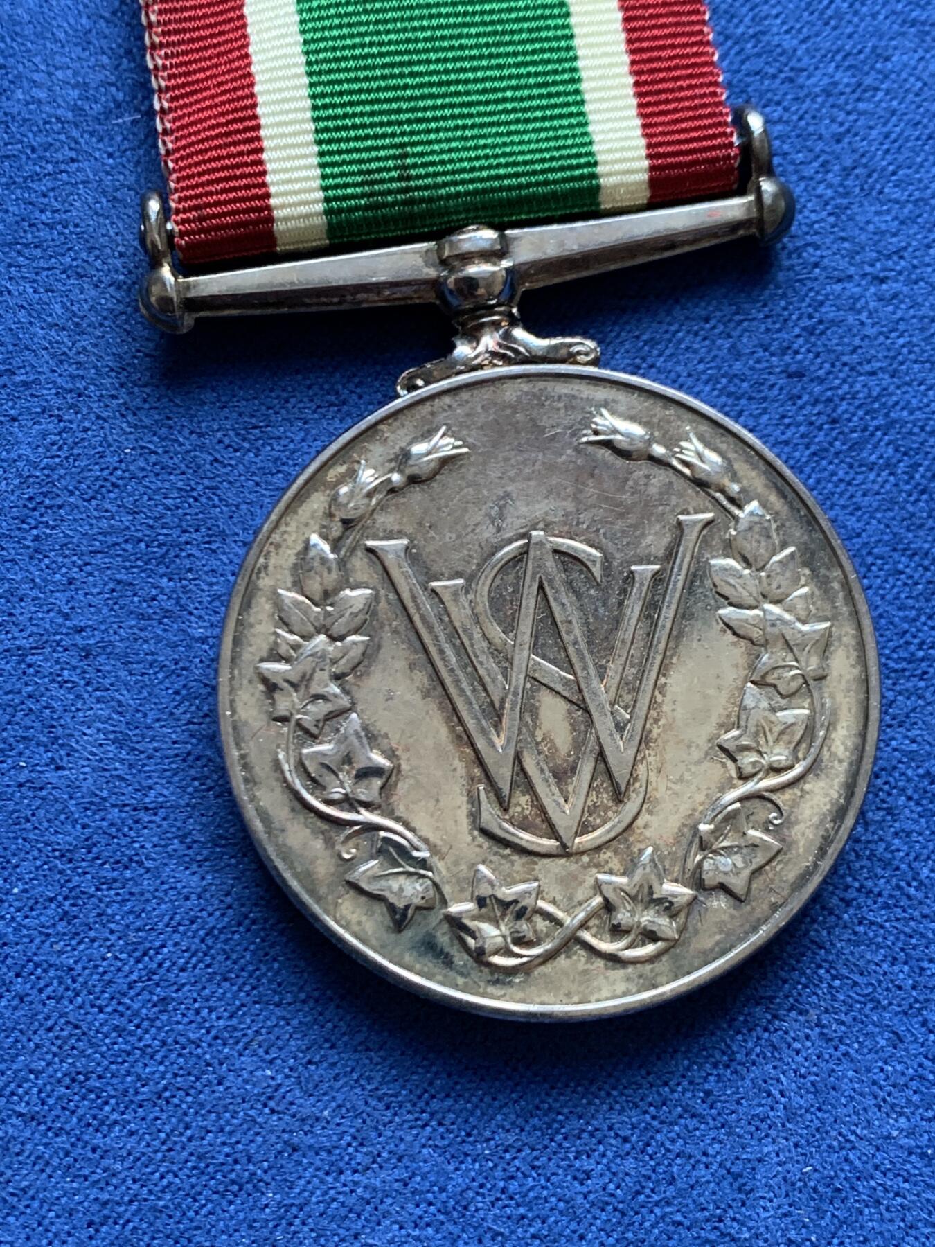 《竞宝斋》第469场 周日，周一 2场连拍 （全场包邮）欢迎送拍 英国女性志愿服务奖章，设立于1961年，颁发给有15年以上志愿服务时长的女性，总重约37.6克，带原盒，盒子内衬有轻微黄斑