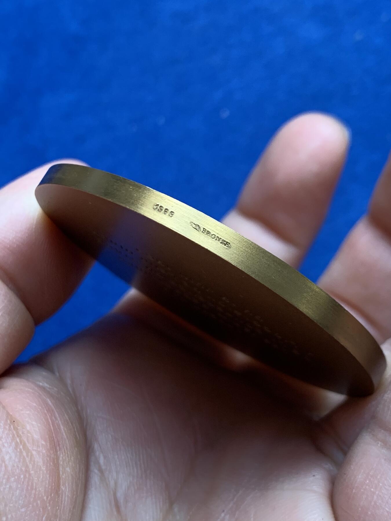 《竞宝斋》第469场 周日，周一 2场连拍 （全场包邮）欢迎送拍 星星照四方铜章 92.7克 58mm 1989 丰饶角铜标边铭 带盒