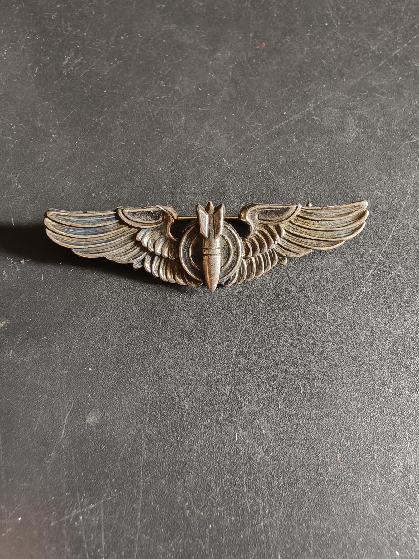 老王徽章第186期 美国二战陆军航空兵轰炸机投弹手技能章    925银   2英寸   A.E.C.O.Utica厂标     8g