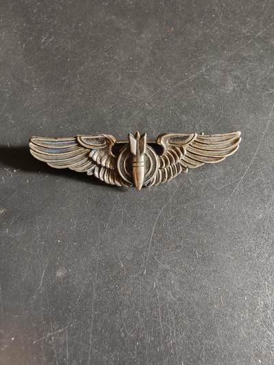 老王徽章第186期 - 美国二战陆军航空兵轰炸机投弹手技能章    925银   2英寸   A.E.C.O.Utica厂标     8g