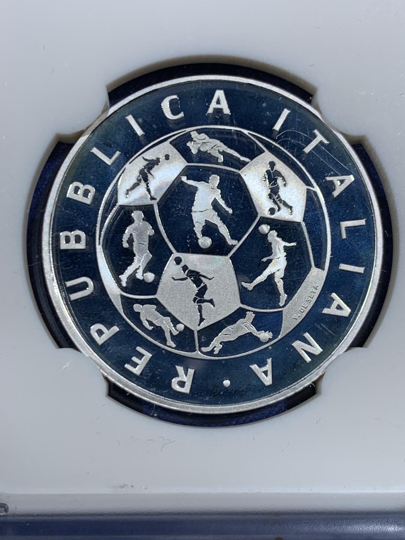 《竞宝斋》第469场 周日，周一 2场连拍 （全场包邮）欢迎送拍 2018年意大利为俄罗斯世界杯发行的10欧元银币，官方封装附证书