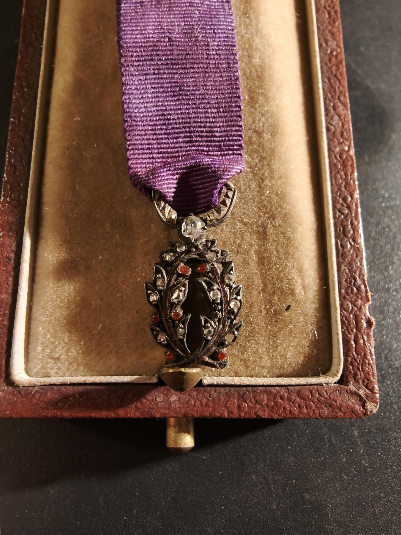 老王徽章第186期 法国骑士级棕榈叶勋章迷你章    银质珐琅镶嵌钻石    原盒    三共早期珠宝商版本