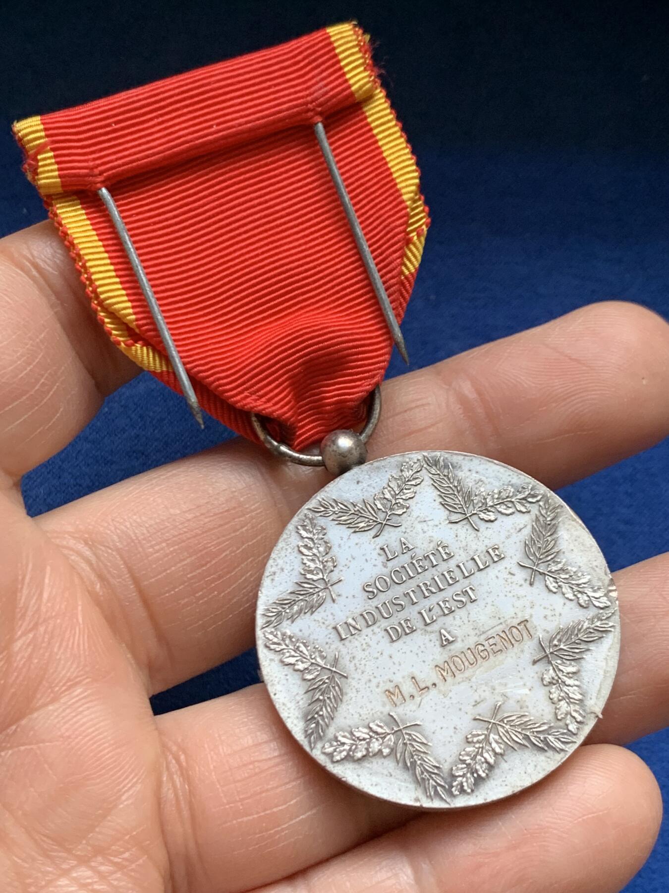 《竞宝斋》第469场 周日，周一 2场连拍 （全场包邮）欢迎送拍 法国东部工业协会银章 实发带刻名 带银标 950银 总重约30.8g