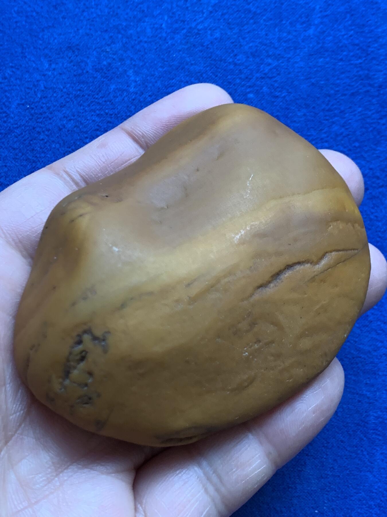 《竞宝斋》第469场 周日，周一 2场连拍 （全场包邮）欢迎送拍 黄蜡石石雕·松下鹿回首 手把件，原石巧雕，画面和原石融为一体，很有意境，原石质地很好，打灯可见肉质，重143.5克，把玩很好