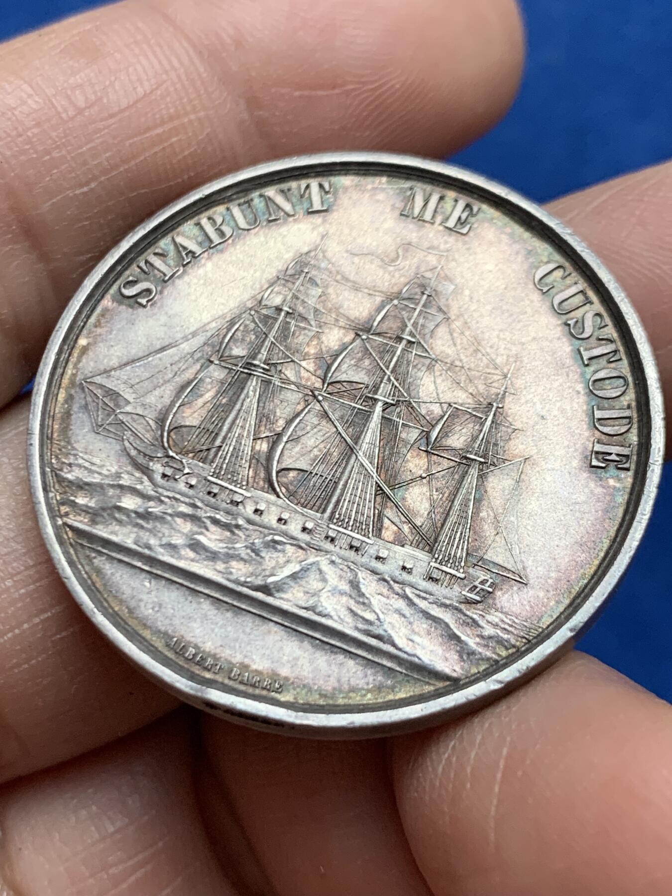 《竞宝斋》第469场 周日，周一 2场连拍 （全场包邮）欢迎送拍 法国1859年原铸波尔多海事保险银章，圆形极少见款，品相极佳，带原盒，直径：35mm，重：19.71g，蜜蜂银标。