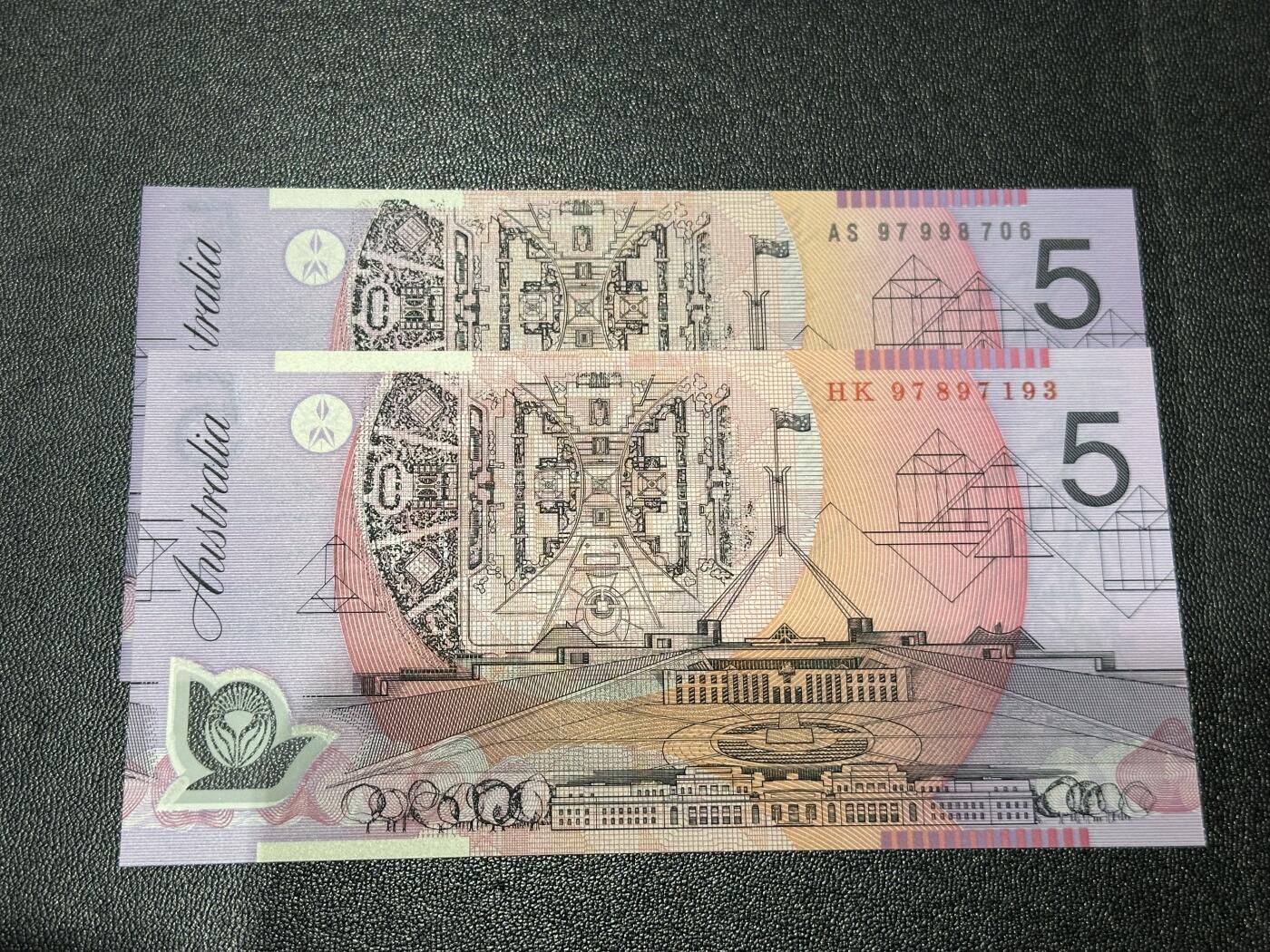 《外钞收藏家》第六百一十六期（精品场）（长期征集拍品、欢迎藏友们联系合作） 澳大利亚塑料钞97年5元  2张一起 全新UNC HK97香港回归纪念冠，AS97测试冠