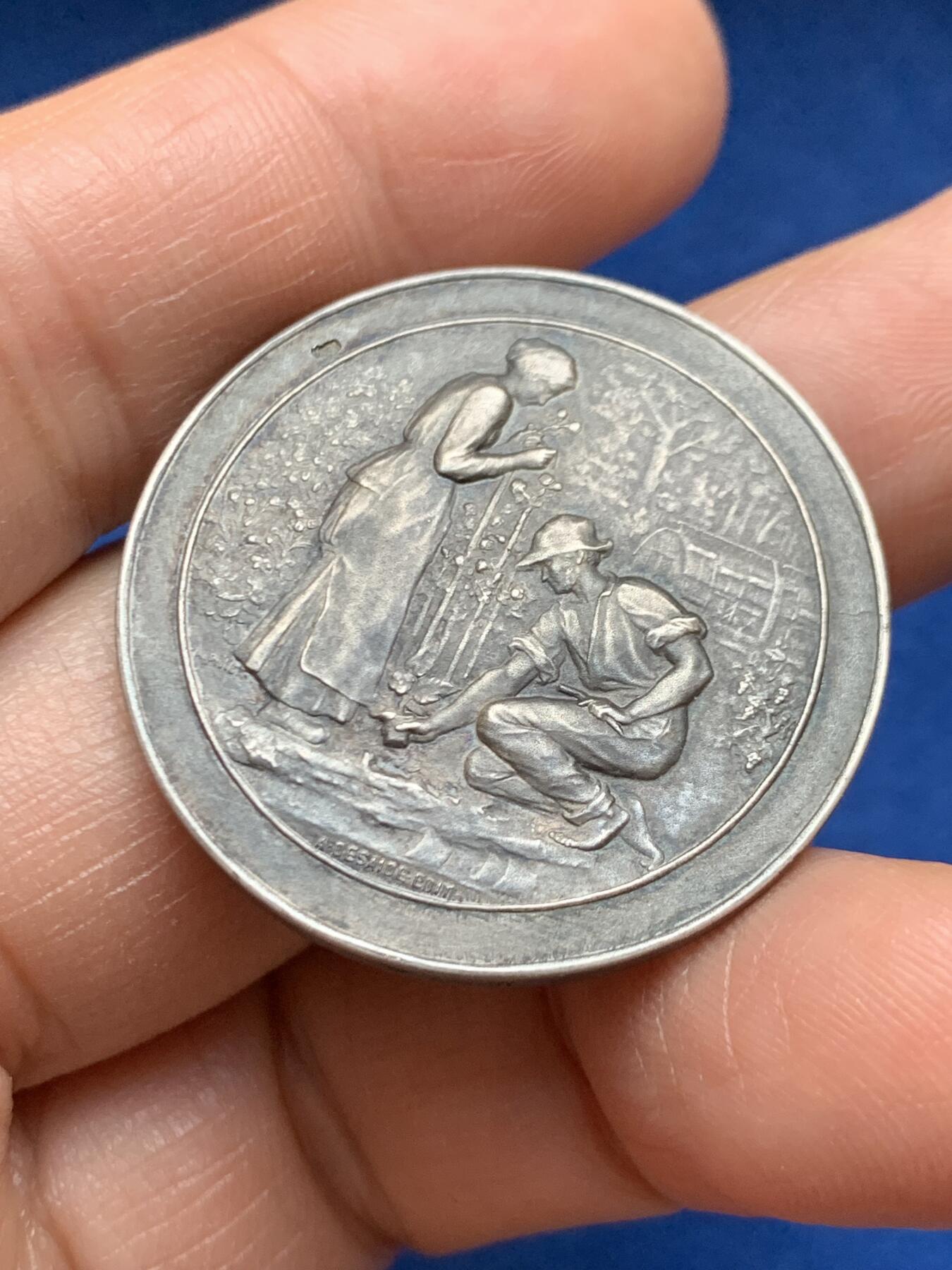 《竞宝斋》第469场 周日，周一 2场连拍 （全场包邮）欢迎送拍 19世纪园艺银章 14.82克 33.5mm 菱形银标