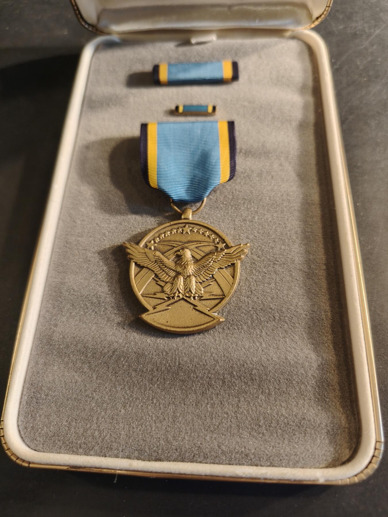 老王徽章第186期 美国空军空中成就奖章 原盒带略和珐琅略 少见全套