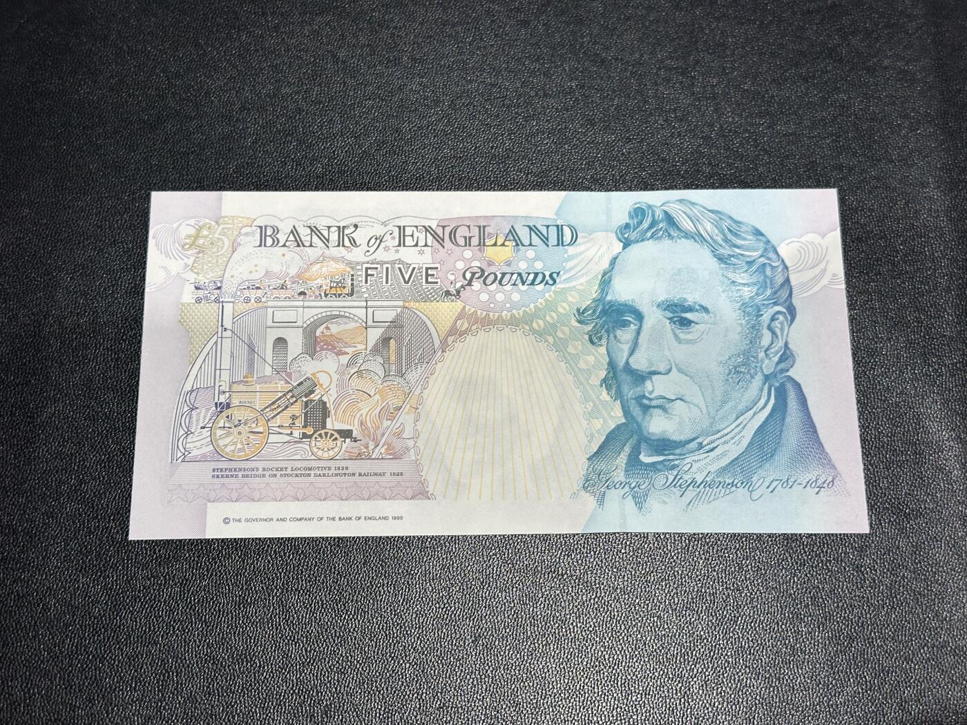 《外钞收藏家》第六百一十六期（精品场）（长期征集拍品、欢迎藏友们联系合作） 英国E序略5镑 皇冠 初版 R01冠 百位号259 全新