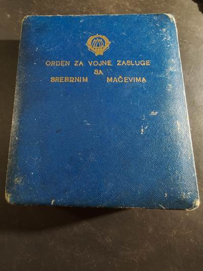 老王徽章第186期 - 南斯拉夫三级军事功绩勋章盒子    早期滚边