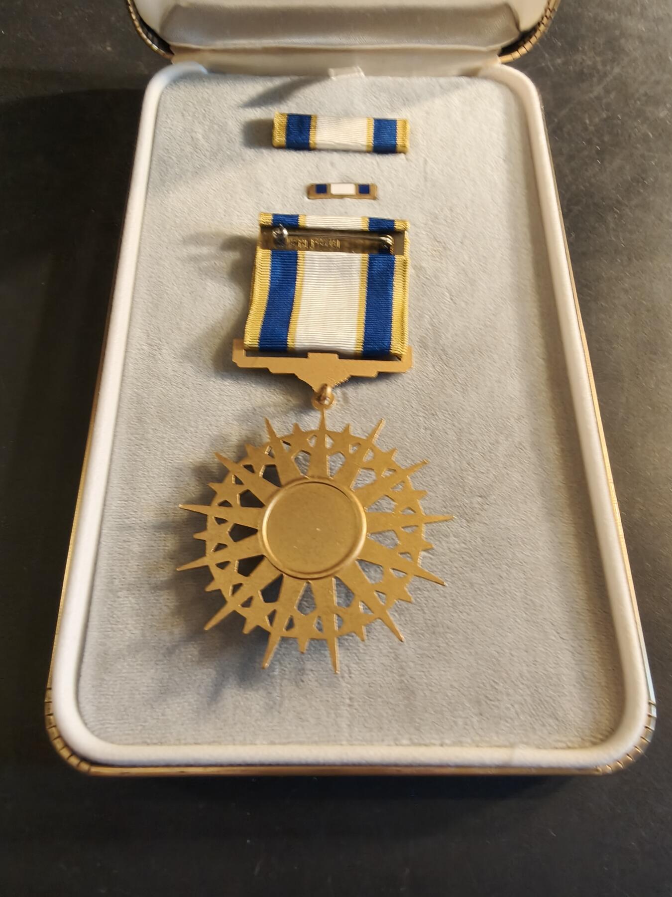 老王徽章第186期 美国空军杰出服役勋章 原盒带略和珐琅略 少见全套