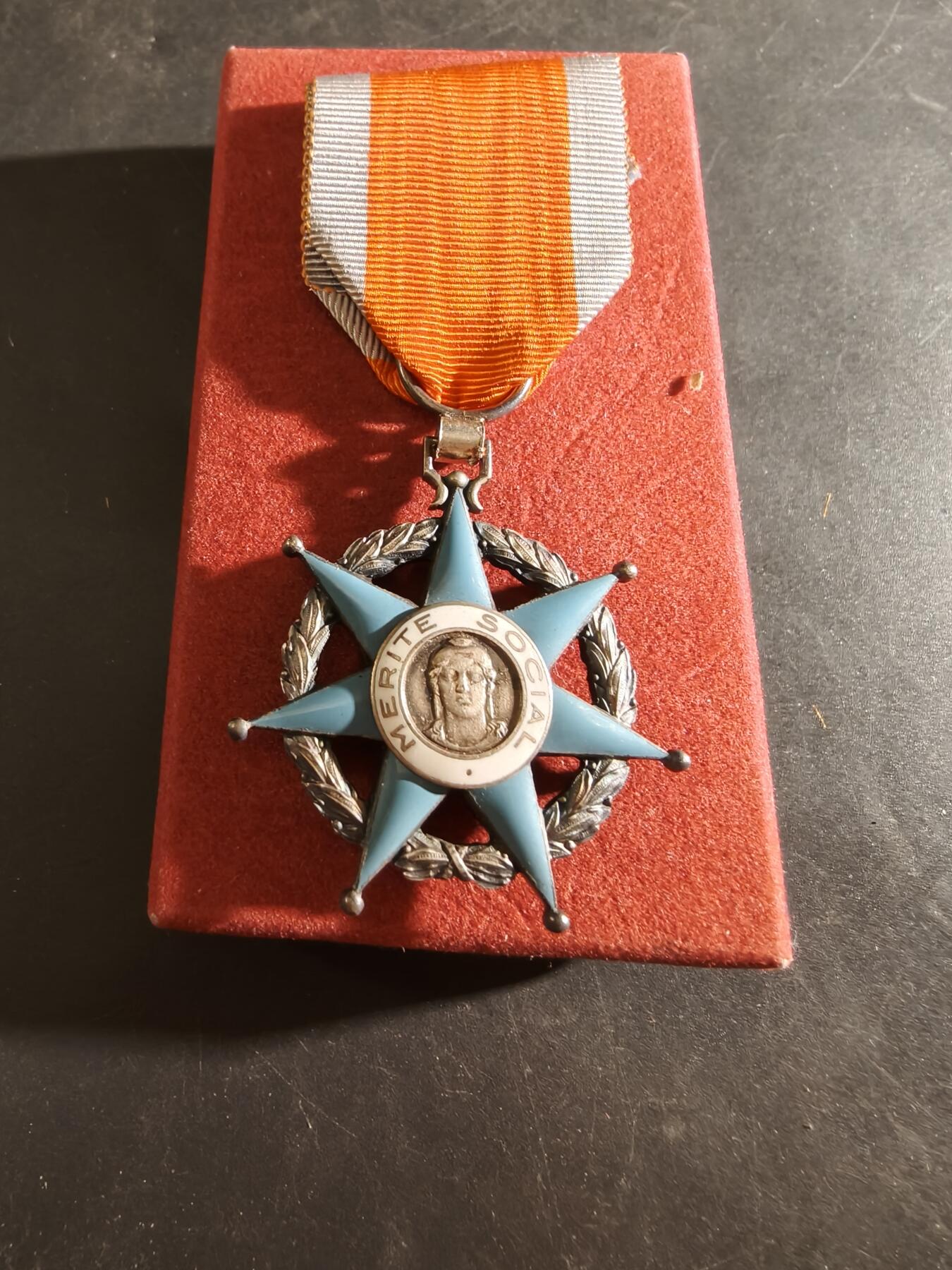 老王徽章第186期 法国骑士级社会功绩勋章    原盒